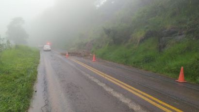 Queda de barreira deixa trânsito em meia pista na SC-155 em Xanxerê