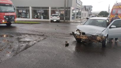 Mulher fica ferida em colisão entre carros em Abelardo Luz