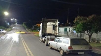 Motorista embriagado colide contra caminhão estacionado, em Xanxerê