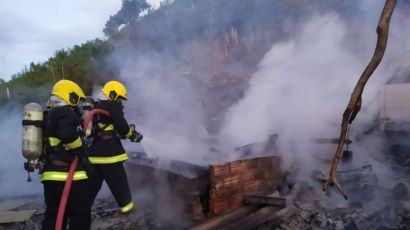 Residência de madeira é destruída por incêndio em Passos Maia
