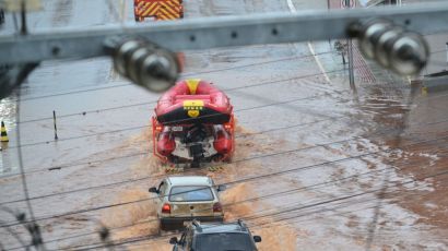 Bombeiros utilizam barcos e resgatam pessoas ilhadas em Xanxerê