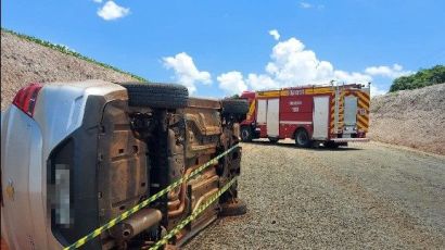 Bombeiros atendem capotamento de veículo na estrada geral da Vila Milani