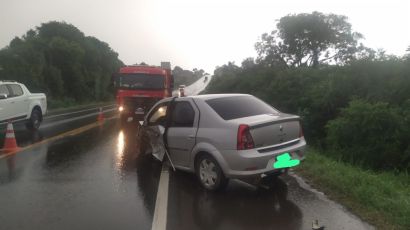 Colisão entre carro e carreta é registrada na BR-282 em Xanxerê