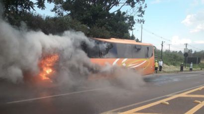 Vídeo - Ônibus com time de veteranos da Chape pega fogo na BR-282