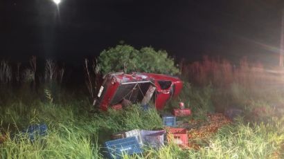 Saída de pista seguida de capotamento deixa duas pessoas feridas em Xanxerê