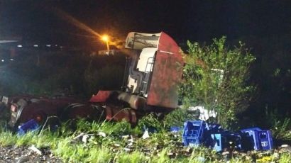 Colisão entre dois caminhões deixa três pessoas feridas em Ponte Serrada