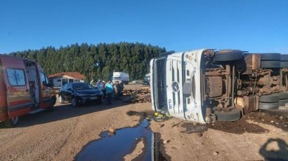 Carreta carregada com madeiras tomba no trevo do meteoro, na BR-282