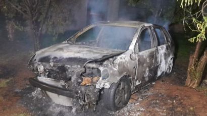 Carro fica destruído após incêndio em Xaxim; suspeita é que tenha sido criminoso