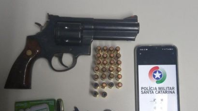 Casal é preso pelos crimes de tráfico de drogas e posse de armas