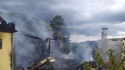 Bombeiros combatem incêndio em residência em Ponte Serrada