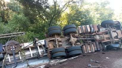 Condutor fica preso às ferragens após caminhão tombar na SC-155 em Xanxerê