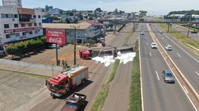 Carreta, placas de Xanxerê, tomba na BR-480