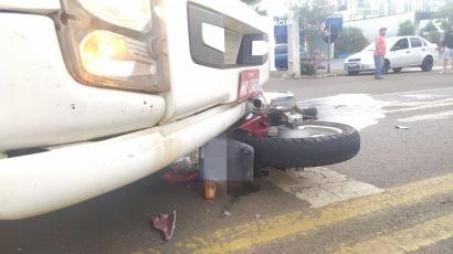 Motociclista fica ferido em colisão com caminhão nesta quinta em Xanxerê
