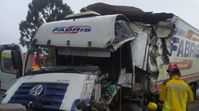 Colisão entre caminhões na BR-282 em Vargeão deixa motorista ferido