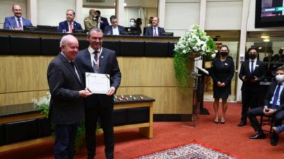 Ex-prefeito de Xanxerê é homenageado na Alesc com Comenda do Legislativo Catarinense