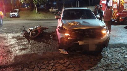 Acidente entre carro e moto  no Veneza deixa uma pessoa ferida