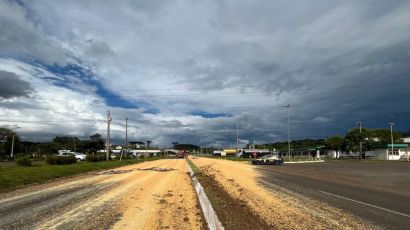 Derramamento de milho interdita parcialmente a BR-282 no trevo da Femi