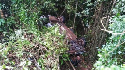 Carro despenca de cerca de 5 metros após colisão com caminhão em Faxinal dos Guedes