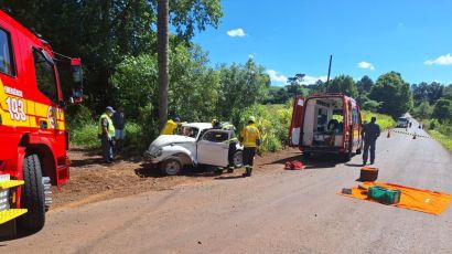 Idosos ficam feridos após veículo colidir contra árvore no interior de Xanxerê
