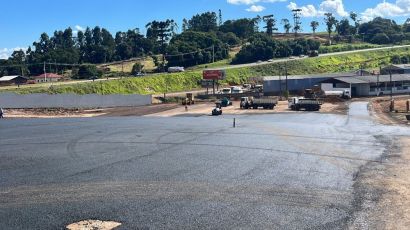 Área em frente ao palco é pavimentada para trazer conforto aos visitantes da ExpoFemi