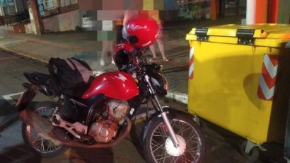 Motociclista é preso por embriaguez após colidir contra lixeira no Centro de Xanxerê 