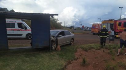 Colisão contra ponto de ônibus deixa uma pessoa ferida em Xanxerê