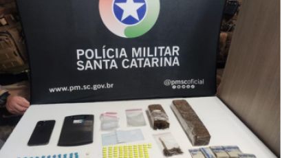 Homem chama a polícia após briga com companheira e acaba preso por tráfico de drogas 