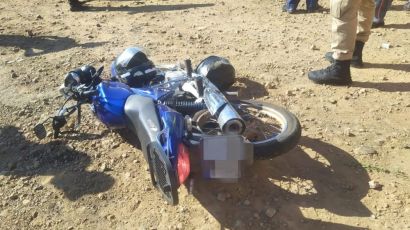 Duas pessoas ficam feridas em acidente entre moto e caminhão