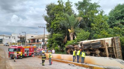 Caminhão tomba e mata pedestre esmagado em São Domingos