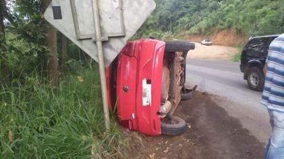 Saída de pista seguida de capotamento é registrada na SC-155 em Xanxerê