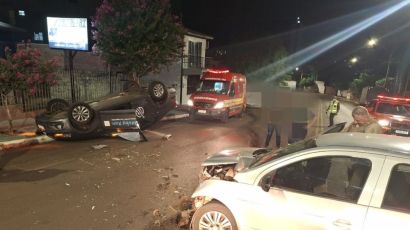 Veículo capota após se envolver em acidente em Xanxerê 