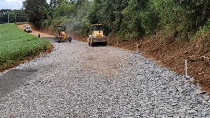Equipes iniciam execução da base de pedras na estrada de acesso à Linha Cambuinzal